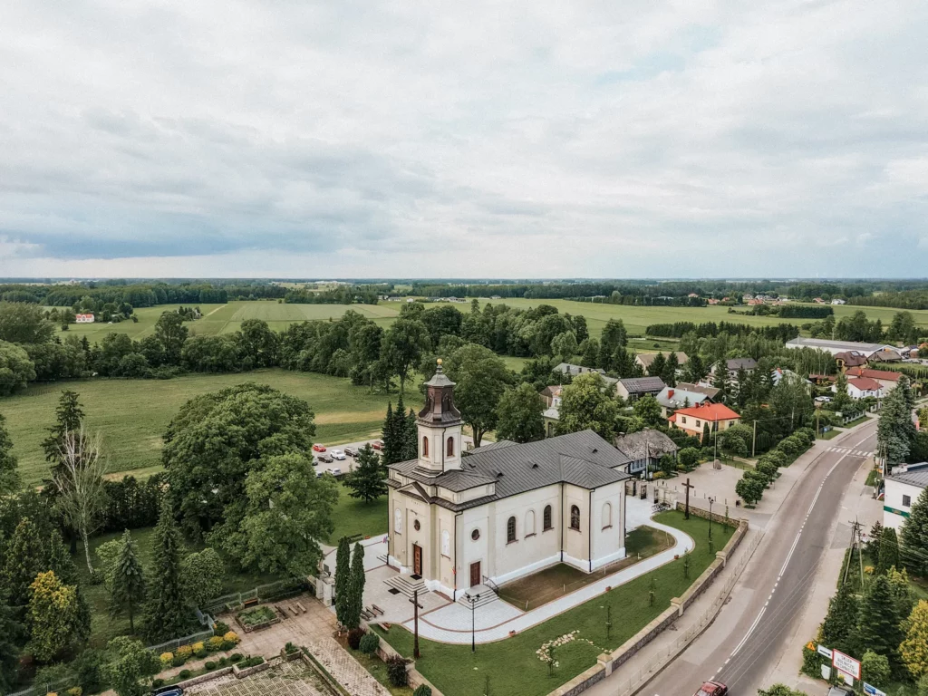 Kościół i jego otoczenie widziane z lotu ptaka