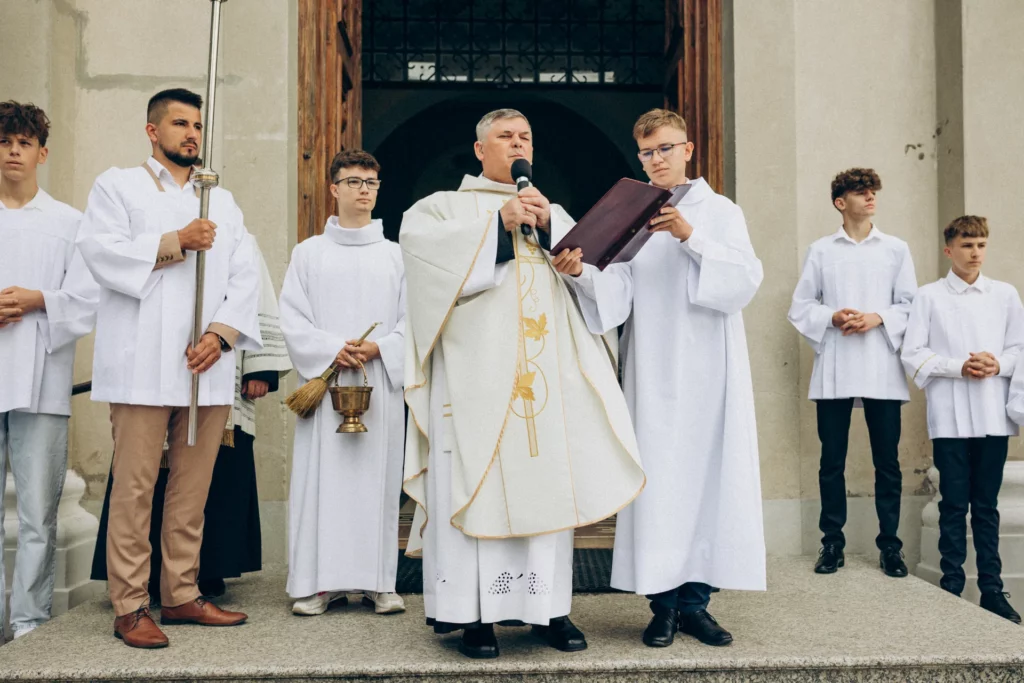 Dzieci z księdzem i ministrantami przed ołtarzem