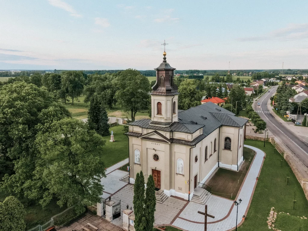 Kościół i jego otoczenie widziane z drona